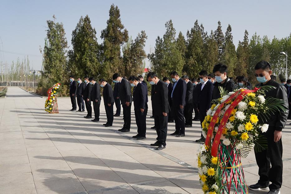 清明祭英烈山东援疆干部人才走进疏勒县烈士陵园缅怀先烈