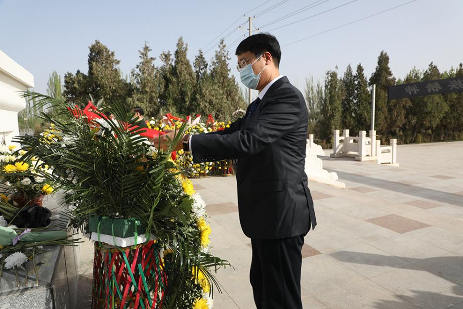 清明祭英烈山东援疆干部人才走进疏勒县烈士陵园缅怀先烈