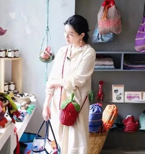 大S真是热搜榜女王!和具俊晔结婚引围观,穿婚纱比十几年前漂亮-微信头条网 大S真是热搜榜女王!和具俊晔结婚引围观,穿婚纱比十几年前漂亮