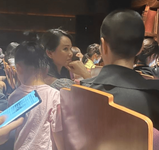 伊能静被偷拍,脸蜡黄细纹多,没有上妆后精致却比同龄人有气质!-微信头条网 伊能静被偷拍,脸蜡黄细纹多,没有上妆后精致却比同龄人有气质!
