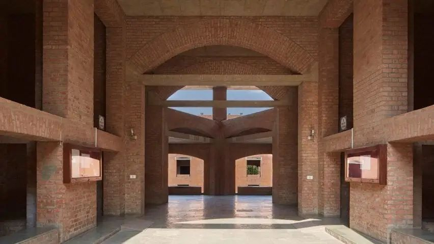 印度艾哈迈达巴德管理学院(图源:dezeen)结语安藤忠雄曾说:"和所有的