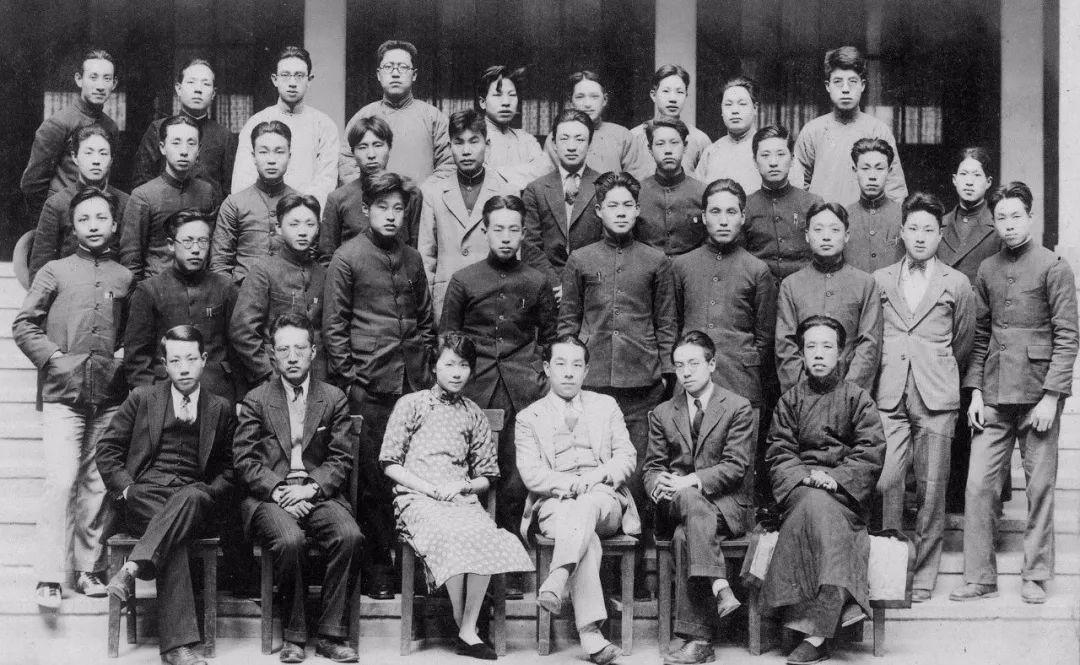 1930年东北大学建筑工程系部分教师,前排右二:梁思成,前排右三:陈植