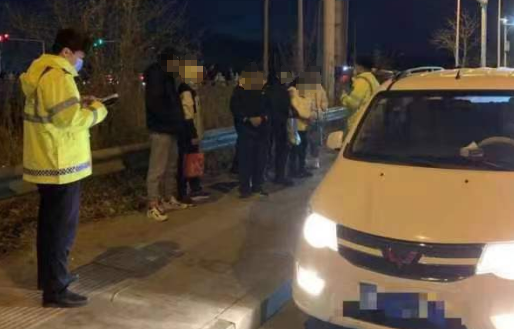天津交警治理面包车事故