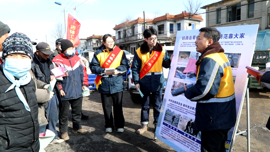一农户在自家农田中烧荒逼停列车，被行政拘留