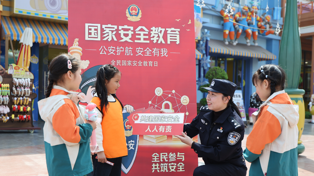 洪泽区在熊出没乐园开展“全民国家安全教育日”主题宣传活动.jpg