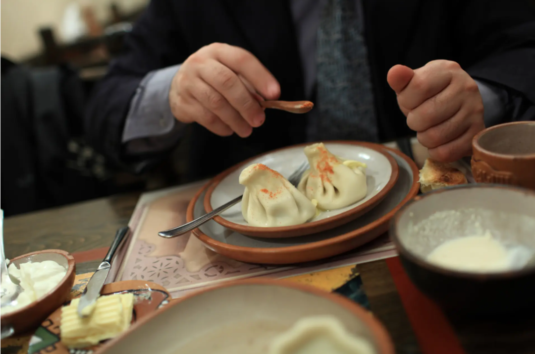 刚对华免签！却拒不出席亚运会？这个最欧洲的亚洲小国，到底藏着什么！