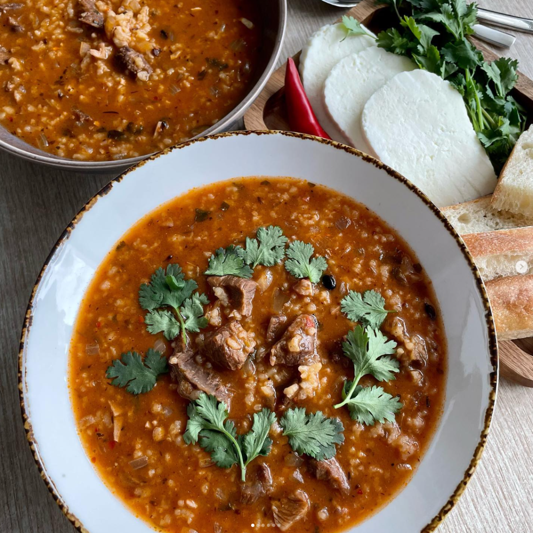 刚对华免签！却拒不出席亚运会？这个最欧洲的亚洲小国，到底藏着什么！