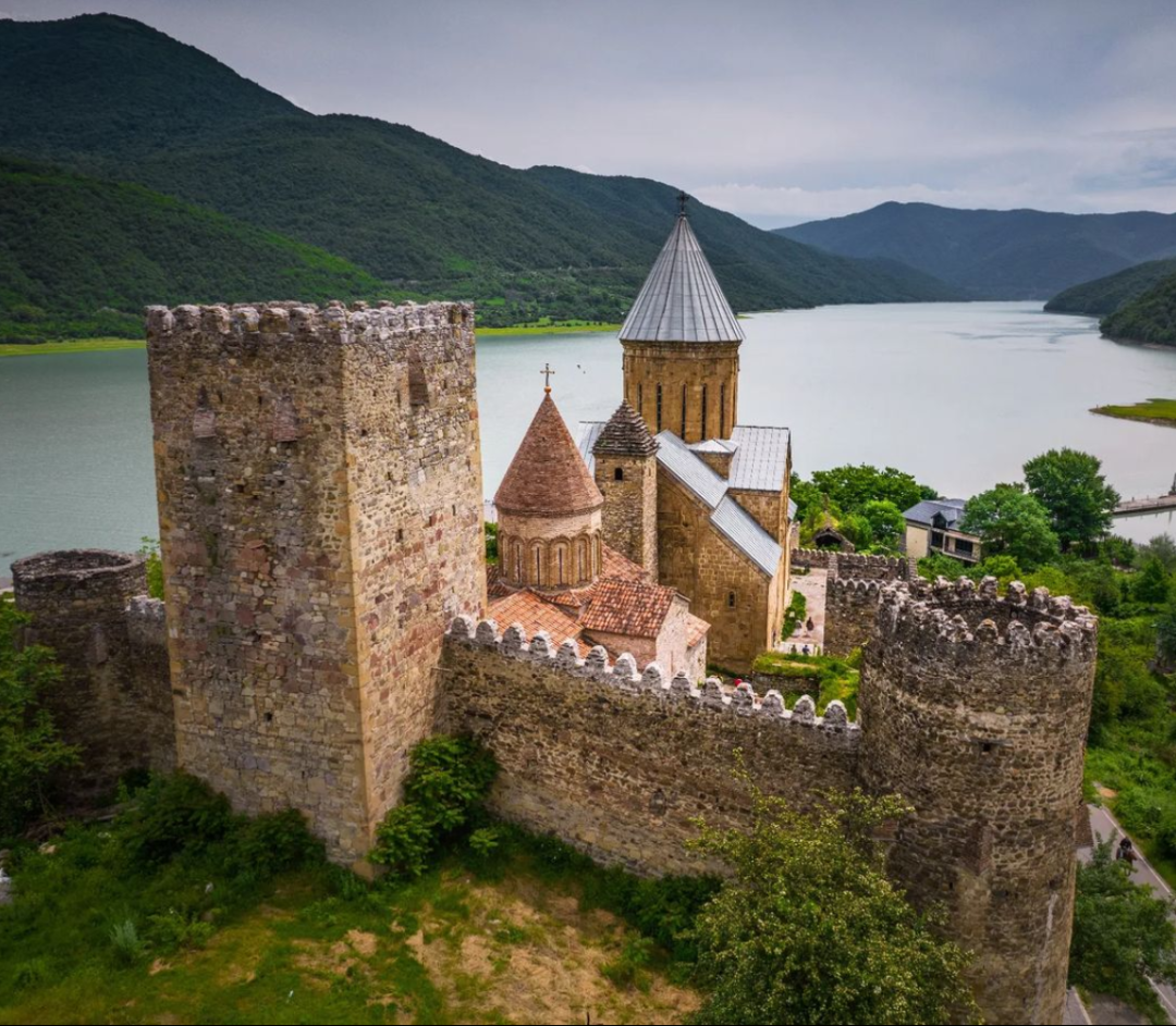刚对华免签！却拒不出席亚运会？这个最欧洲的亚洲小国，到底藏着什么！