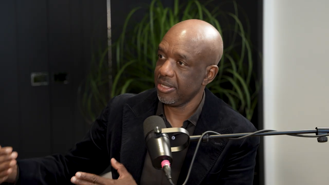 Manyika 谈到，若 AI 接走工作中更有价值的部分，留给人的工作可能影响其工资。