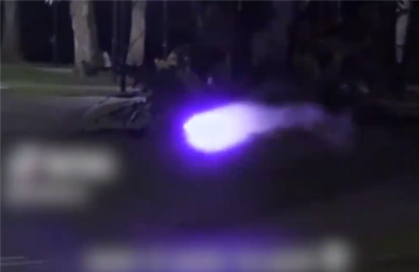 曝新加坡多地出现“球形闪电”：浑身冒紫光在路上弹跳