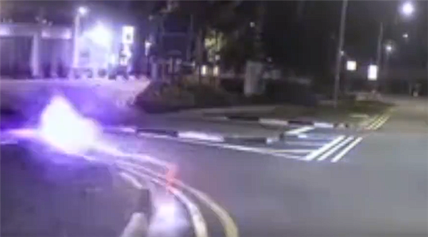 曝新加坡多地出现“球形闪电”：浑身冒紫光在路上弹跳