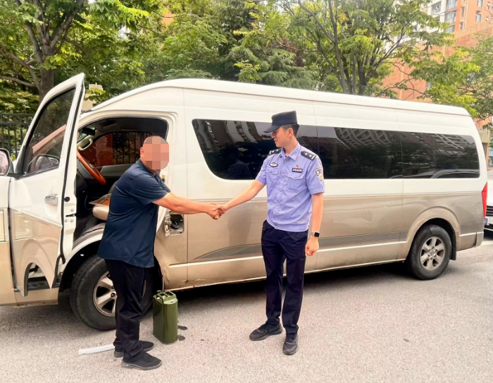 开发区公安:没油抛锚 民警化身"油递员"近日,城阳公安分局上马派出所