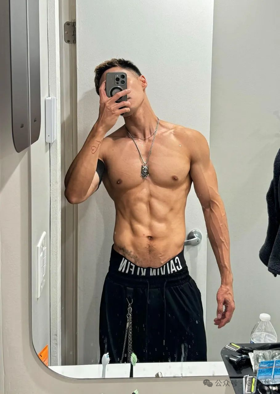 精品海归薄肌体育生，让外国人疯狂迷恋！