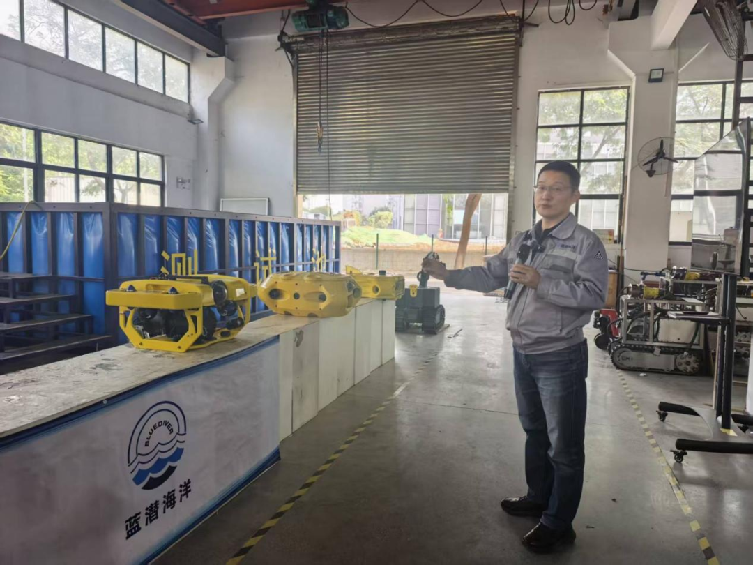 蓝潜海洋总经理胡刚毅介绍海鲨系列产品。