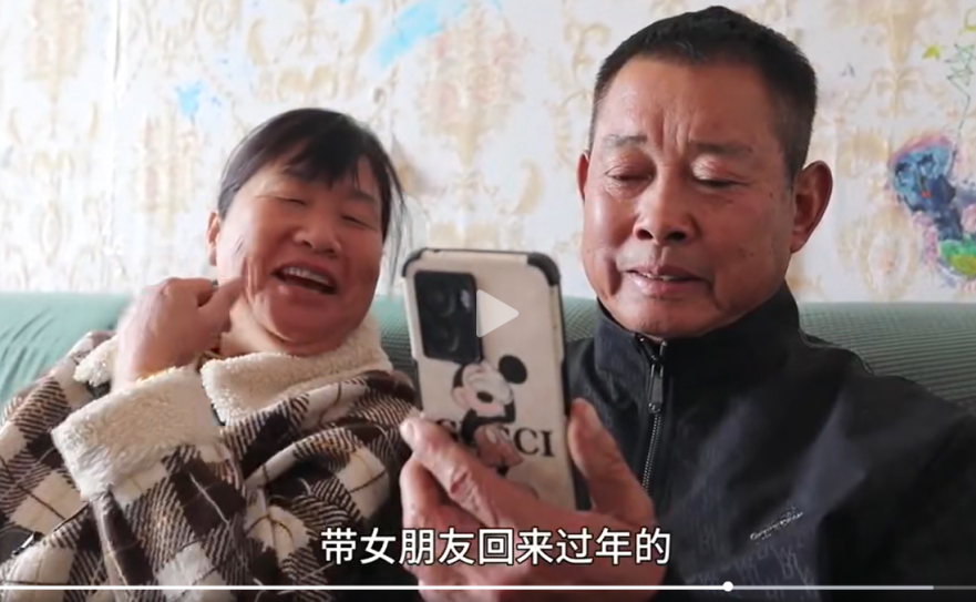 段德才夫妇与侄子视频聊天 视频截图.png