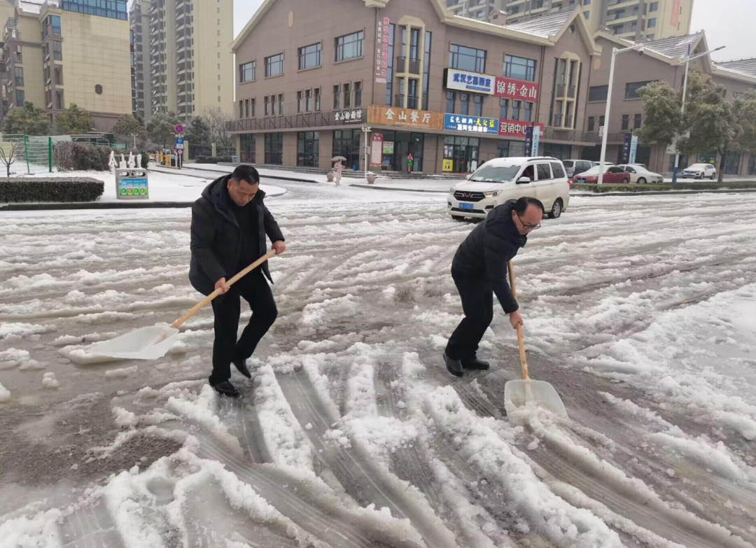 湖北师范大学附属中学(黄石一中)铲除道路积雪,促畅通,积极应对