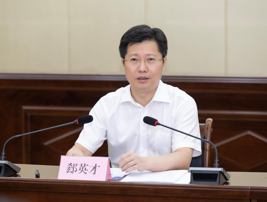 郄英才一行先后前往黄石三中,黄石实验中学,详细了解学校校园规划建设
