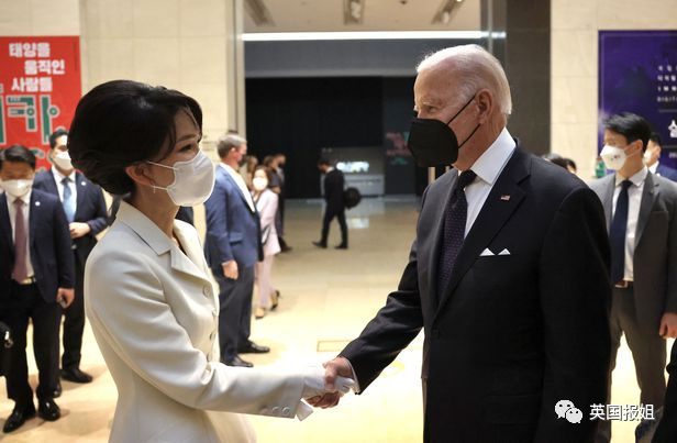 韩国美艳总统夫人翻车？被扒自己运营粉丝后援会，网友：自吹颜值时尚太过火！