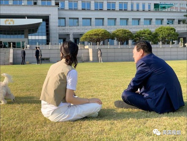 韩国美艳总统夫人翻车？被扒自己运营粉丝后援会，网友：自吹颜值时尚太过火！