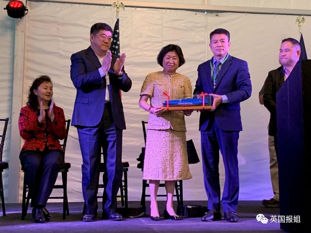 中国女富豪救活美国城市 多少人的脸被打肿了?（组图） - 17