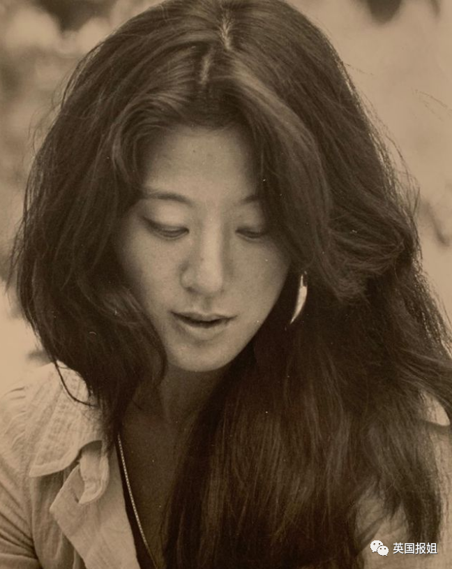 73岁华裔婚纱女王颜值引热议！庆生戴王冠穿吊带短裤，露出纤细大长腿（组图） - 33