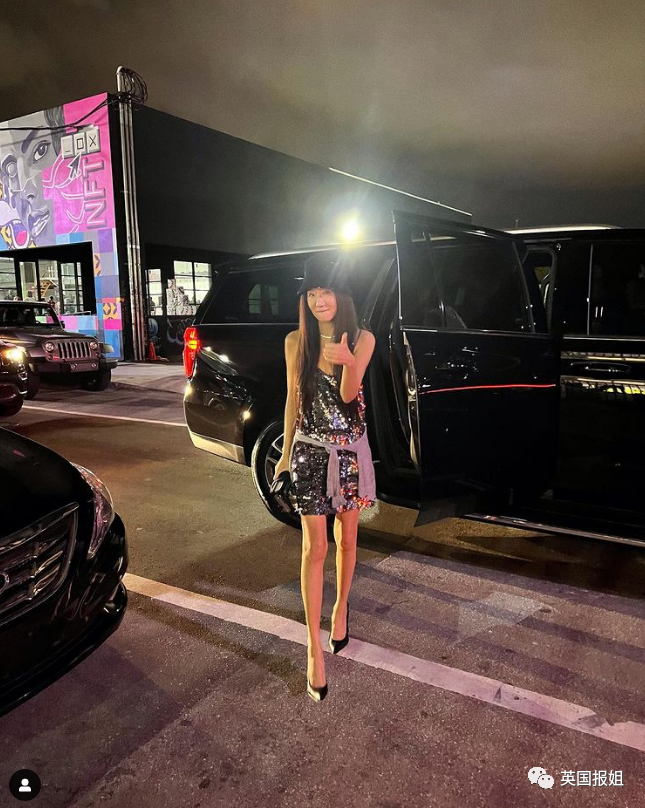 73岁华裔婚纱女王颜值引热议！庆生戴王冠穿吊带短裤，露出纤细大长腿（组图） - 52