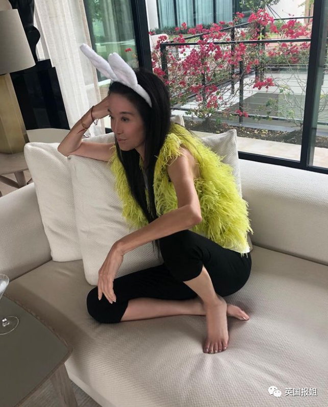 73岁华裔婚纱女王颜值引热议！庆生戴王冠穿吊带短裤，露出纤细大长腿（组图） - 69