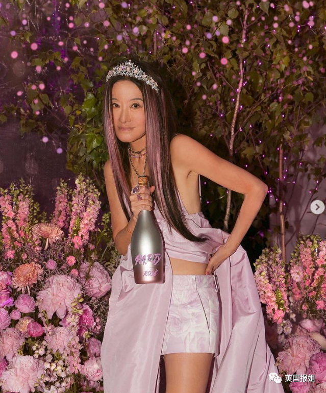 73岁华裔婚纱女王颜值引热议！庆生戴王冠穿吊带短裤，露出纤细大长腿（组图） - 12