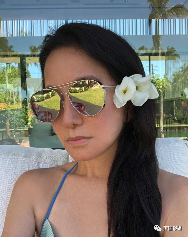 73岁华裔婚纱女王颜值引热议！庆生戴王冠穿吊带短裤，露出纤细大长腿（组图） - 63