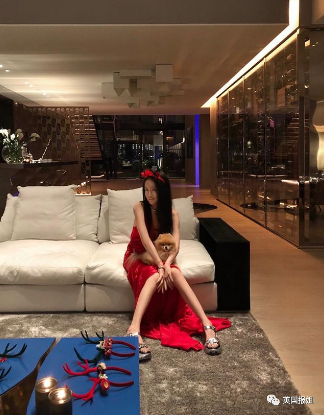 73岁华裔婚纱女王颜值引热议！庆生戴王冠穿吊带短裤，露出纤细大长腿（组图） - 58
