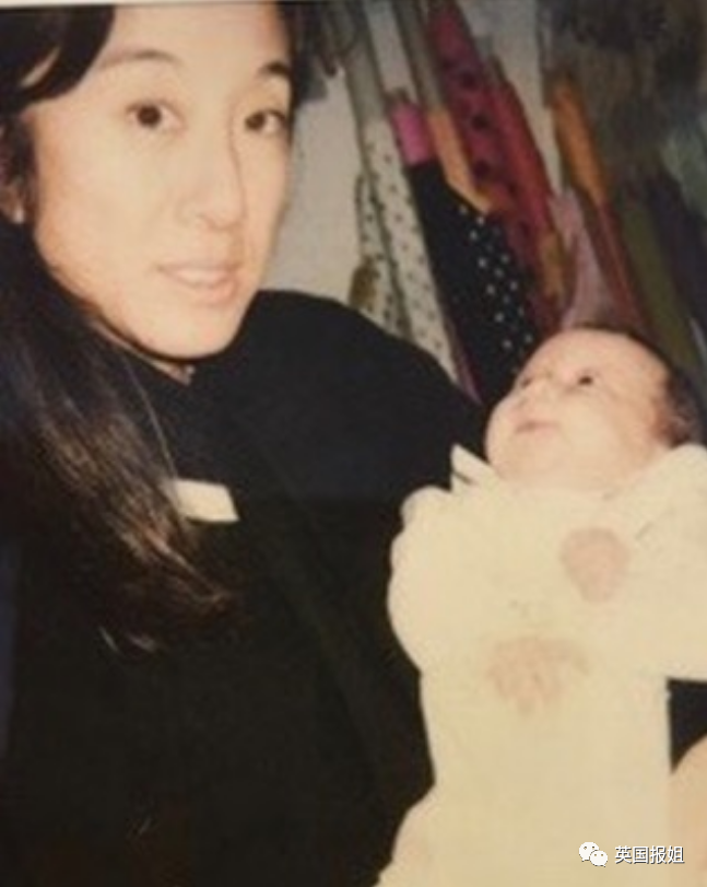 73岁华裔婚纱女王颜值引热议！庆生戴王冠穿吊带短裤，露出纤细大长腿（组图） - 38