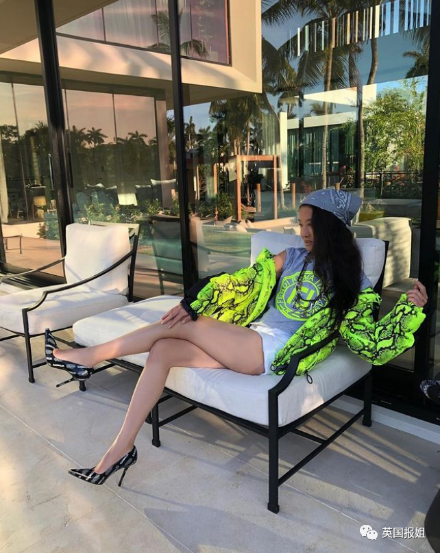 73岁华裔婚纱女王颜值引热议！庆生戴王冠穿吊带短裤，露出纤细大长腿（组图） - 68