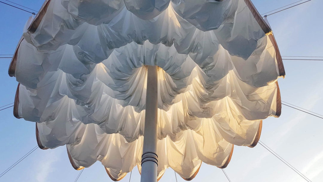 艺术与设计 - 一把半个足球场大的伞有什么功能?