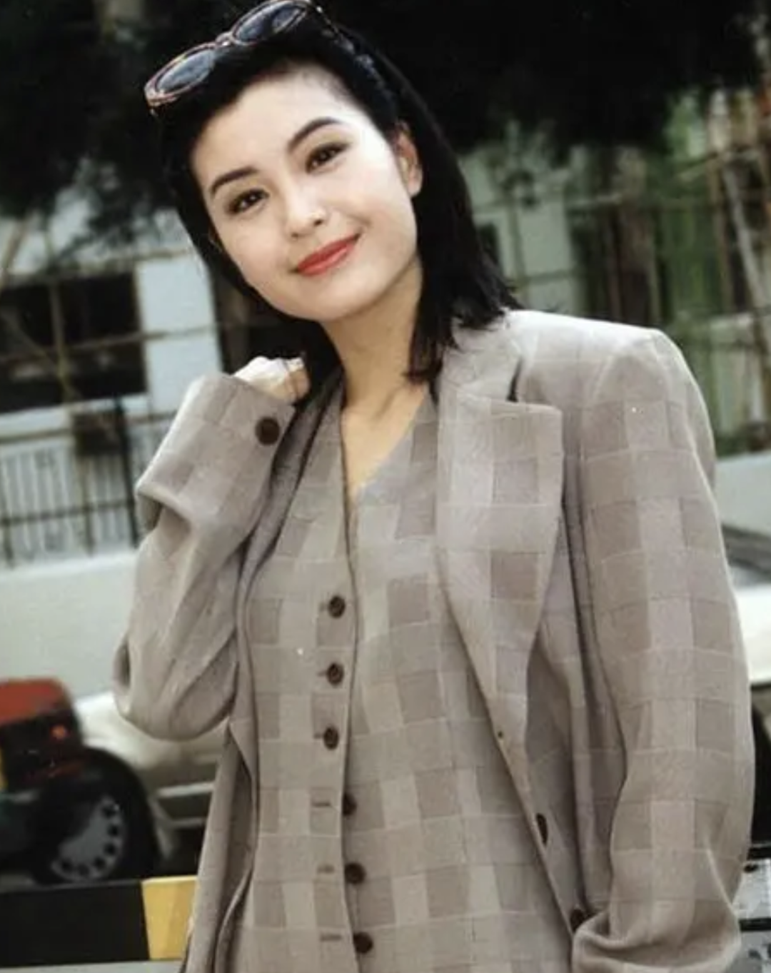 就这样,翁江培如愿抱得美人归,和伍咏薇谈起了恋爱.