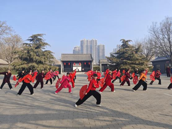 定州贡院武场里,形式多样的武术表演吸引了众多游客驻足观赏.