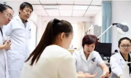 59岁大姐被确诊胰腺癌，平时爱喝水不碰烟酒，医生皱眉：这事干多了