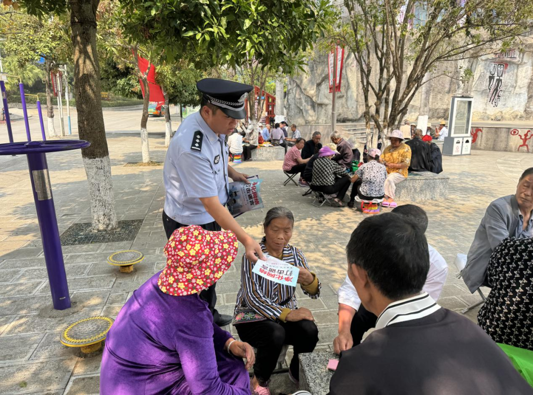 (左)麻栗坡,(右上)丘北,(右下)富宁在广场宣传广南网安广南网安深入