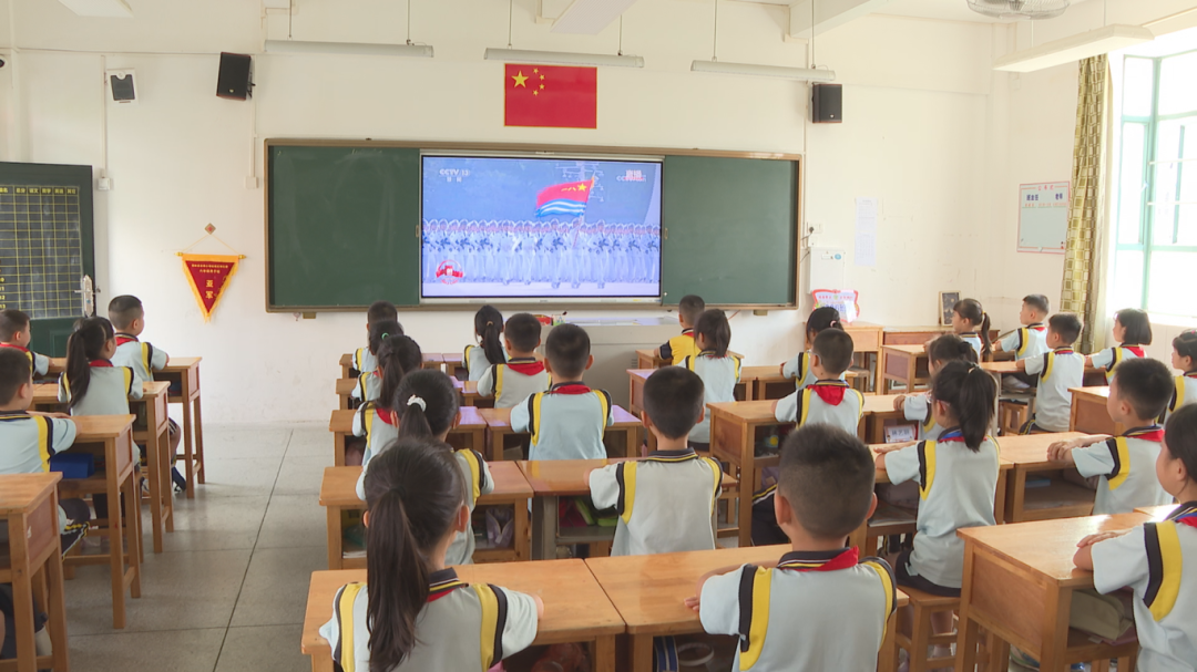 友邦小学看阅兵 (1).png