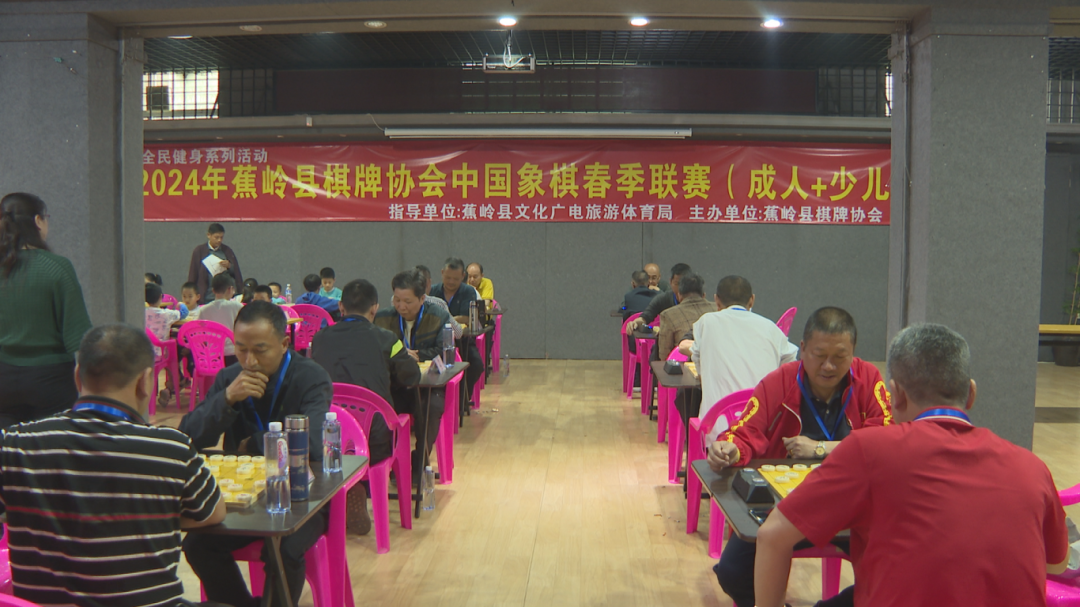 记者在现场看到,比赛如火如荼地进行中.