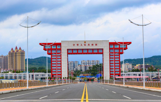 在东兴口岸打卡"一脚跨两国"的边境玩法.