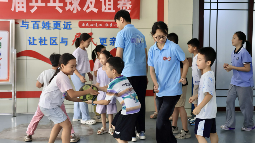 图为8月3日日小朋友们进行足球接力游戏。石文萱 供图.png