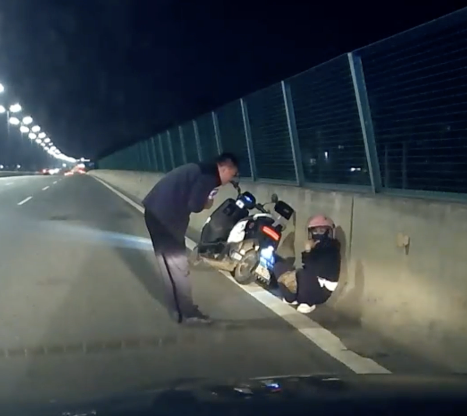 图为行车记录仪画面，民警苏江涛了解女子情况。广东省公安厅供图