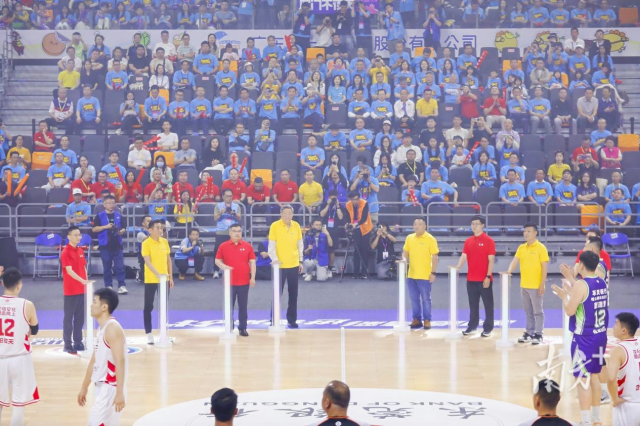 镇BA揭幕战，8位科技界、企业界大咖共同为“千亿对决”开球。