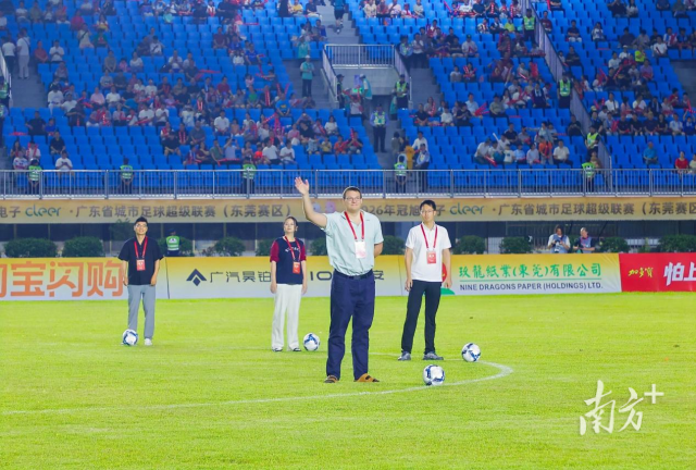 企业家与研究员为粤超开球。