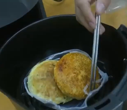 塑料容器已被烤化。图源：央视新闻