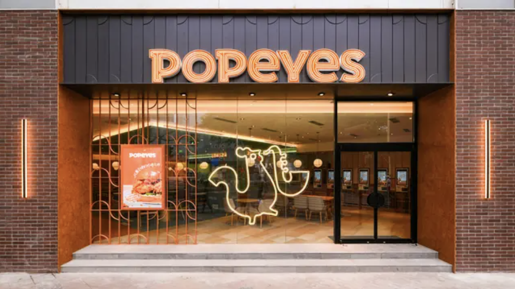 神仙炸鸡店Popeyes空降英国，今日开张，门口大排长龙！