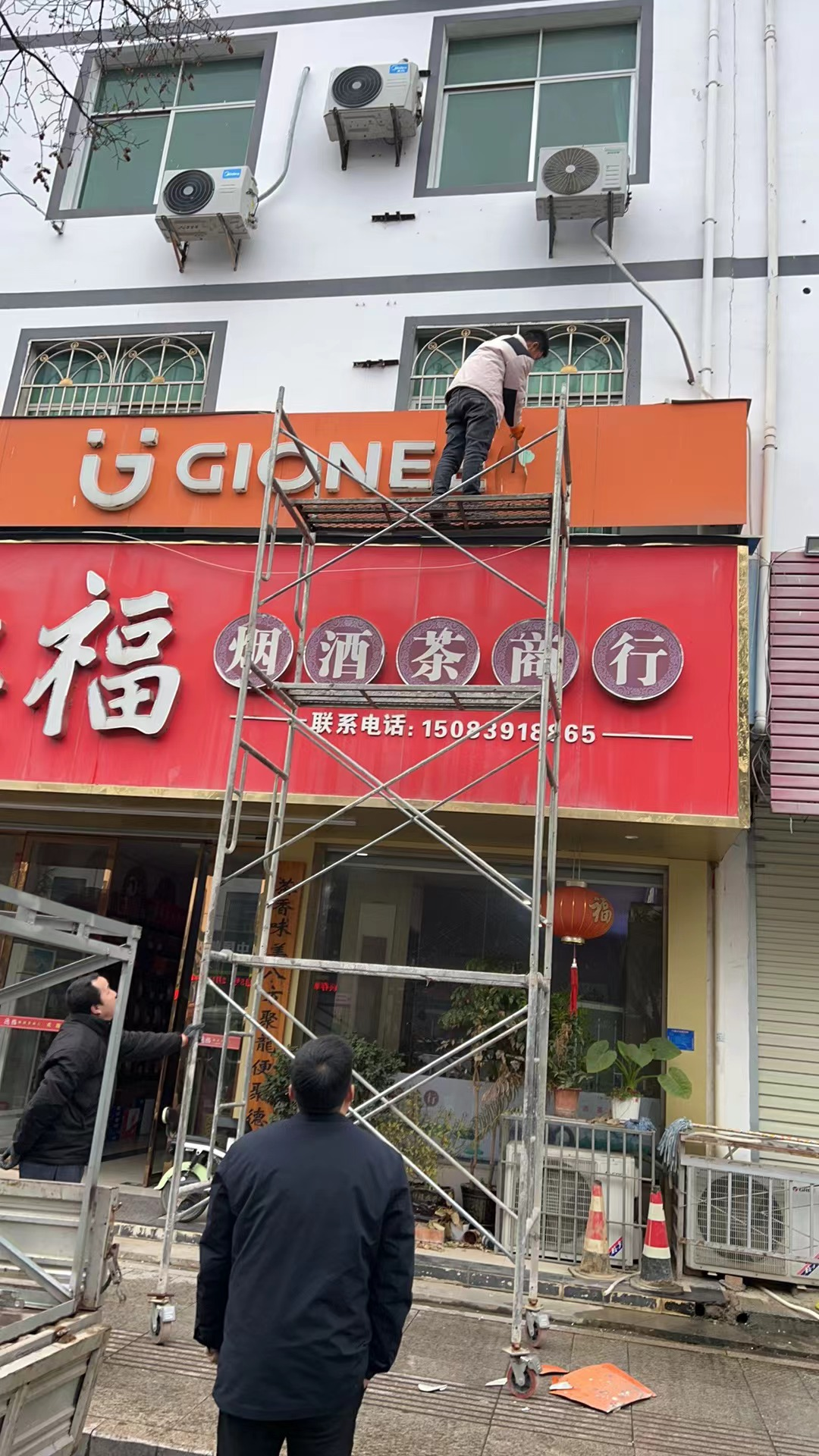 西江镇迅速开展不符合消防要求障碍广告牌和经营场所违规住人专项整治