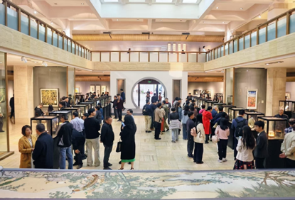 开幕当天展馆内参观者络绎不绝。