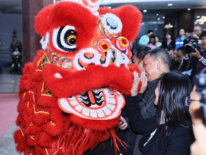 舞狮下台与观众互动。