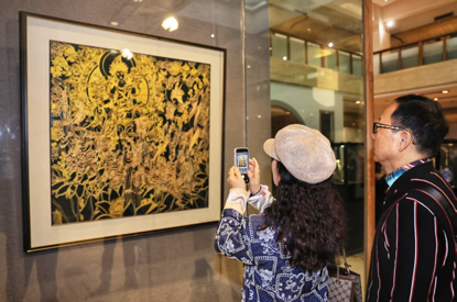 参观者在作品前拍照“打卡”。